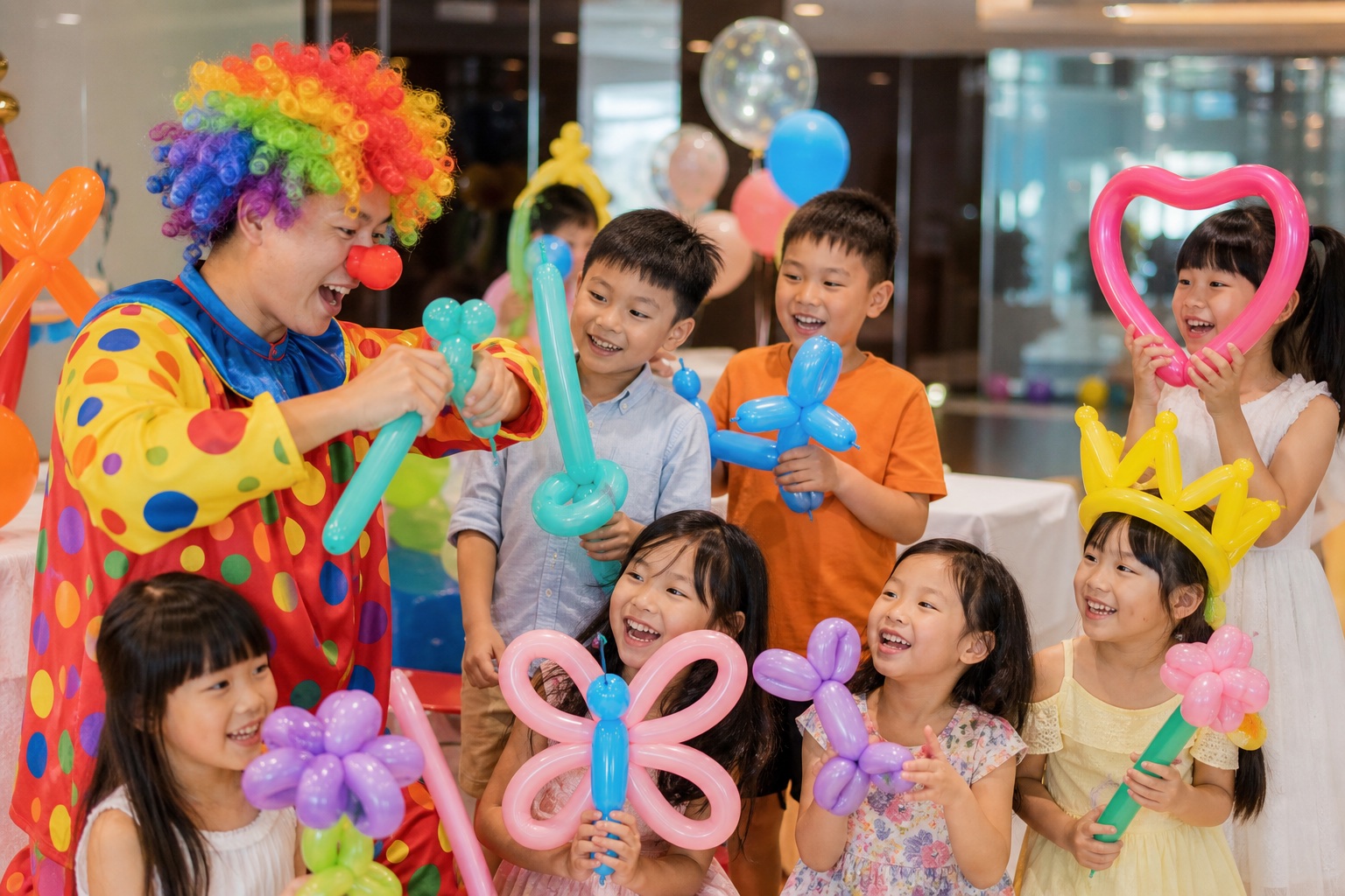 小丑在生日會現場扭氣球,小朋友拿着不同造型氣球
