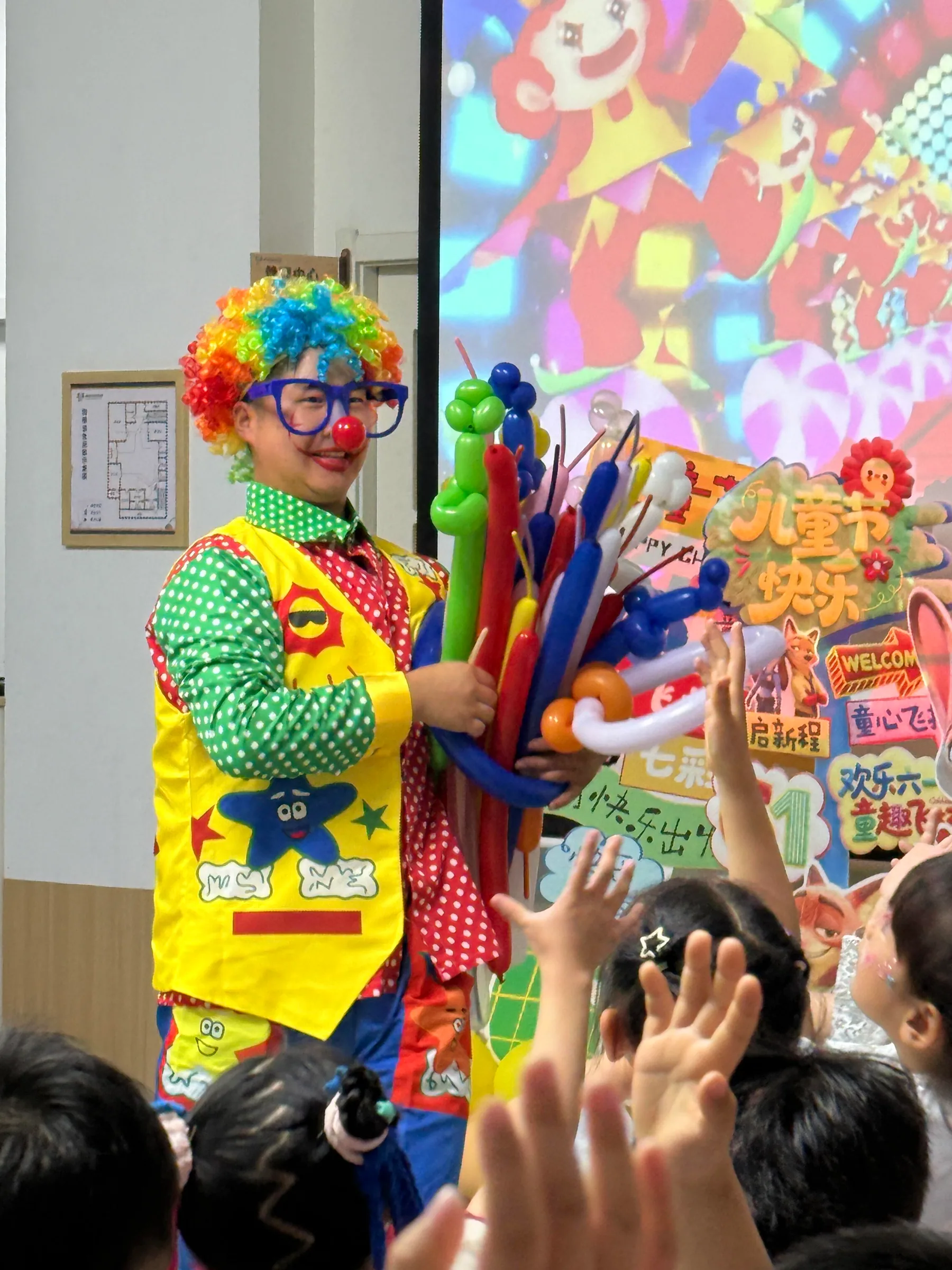 彩色服裝的小丑在小朋友面前展示氣球造型