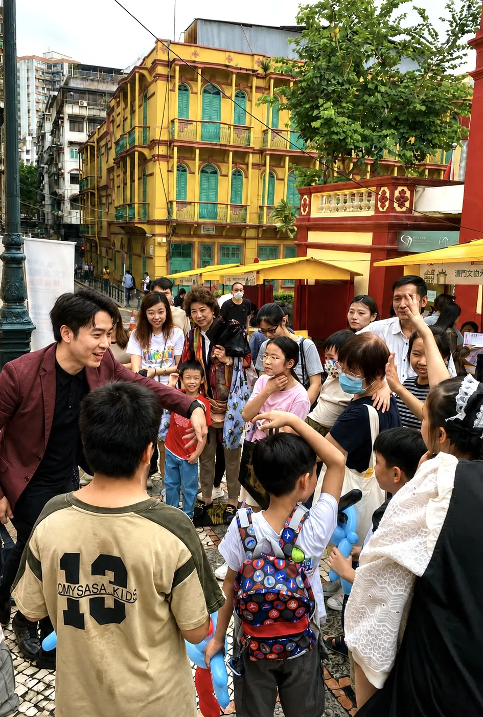 魔術師在澳門社區活動與小朋友近距離互動